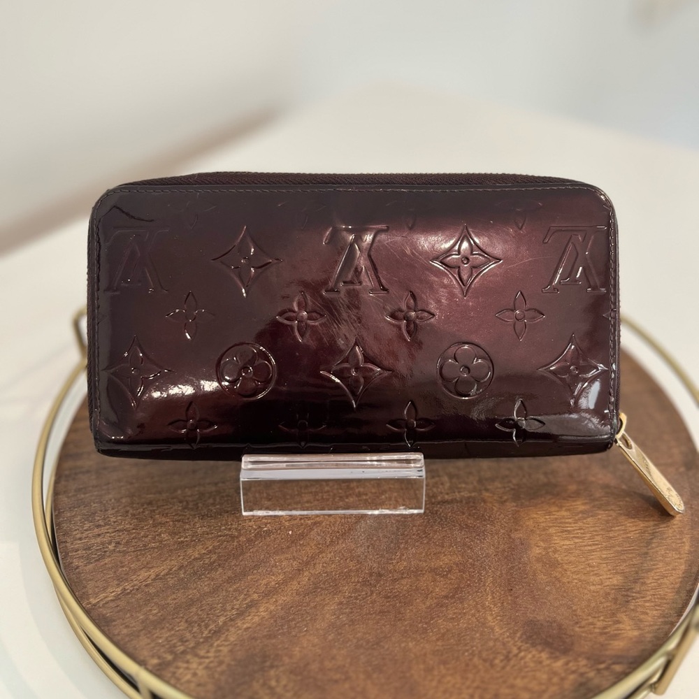 Louis Vuitton Amarante Vernis International Wallet - Picture 3 of 6